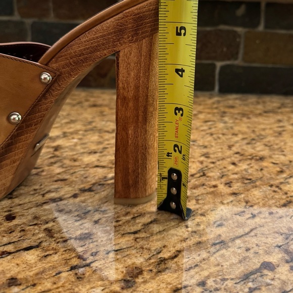 Gucci Clogs!  Gorgeous. Classic!   I only wore them once - Picture 9 of 10